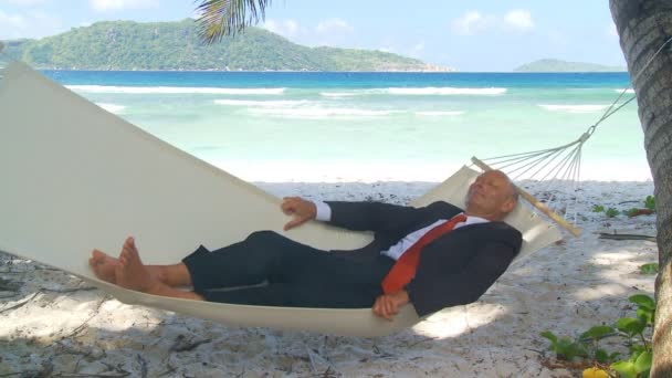 Senior Geschäftsmann entspannt in der Hängematte — Stockvideo