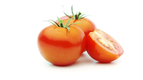 Tomaten slized op wit — Stockvideo