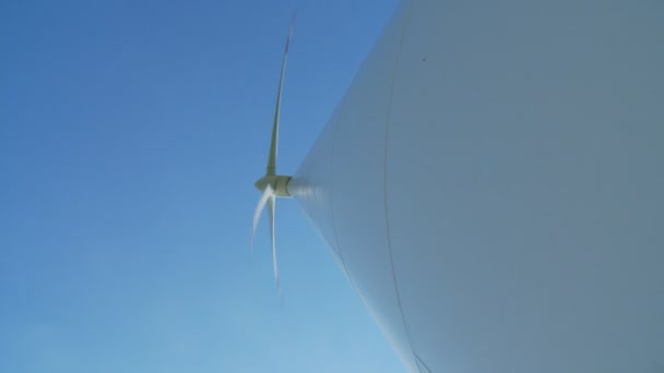 Molino de viento giratorio en el cielo azul — Vídeos de Stock