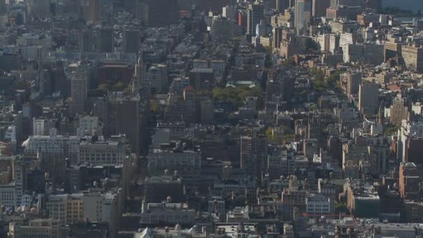 Flug über manhattan Wolkenkratzer — Stockvideo