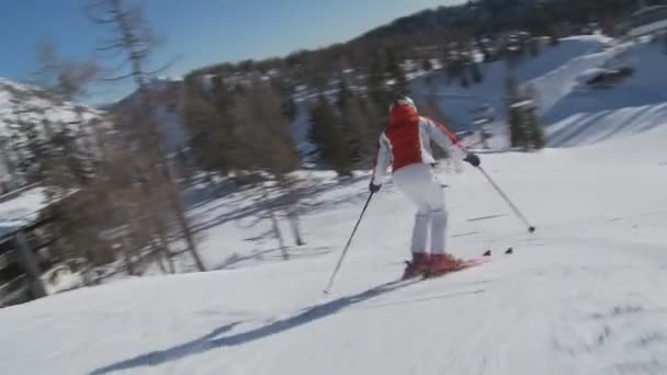 Skifahrerin auf leerer Piste — Stockvideo