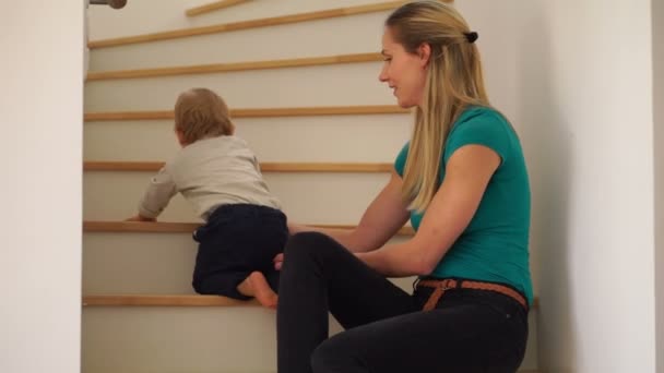Bebé niño arrastrándose por los pasos — Vídeo de stock