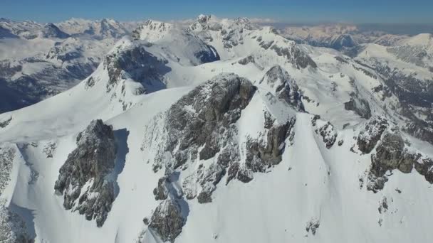 Besneeuwde bergtoppen — Stockvideo