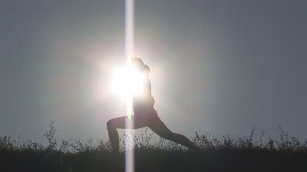 Mulher exercendo em lunge — Vídeo de Stock