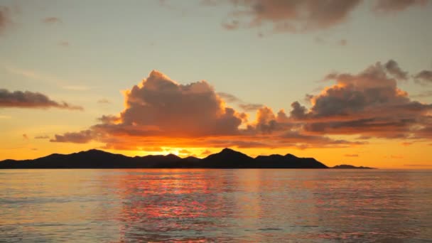 Zonsondergang achter het eiland — Stockvideo