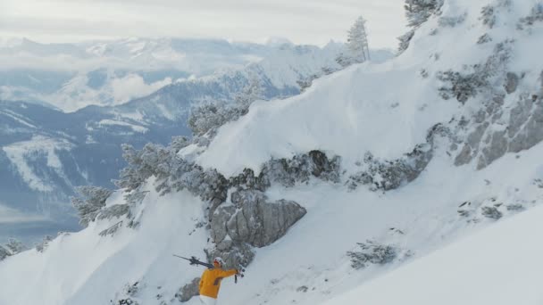 Esquiador escalando montaña arriba — Vídeo de stock