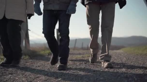 Personas mayores caminando al aire libre — Vídeos de Stock