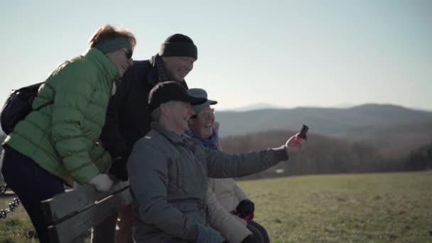 Senior personen lopen buiten — Stockvideo