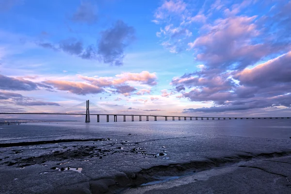 Ponte Vasco da Gama a Lisbona. Il ponte più lungo d'Europa . — Foto Stock