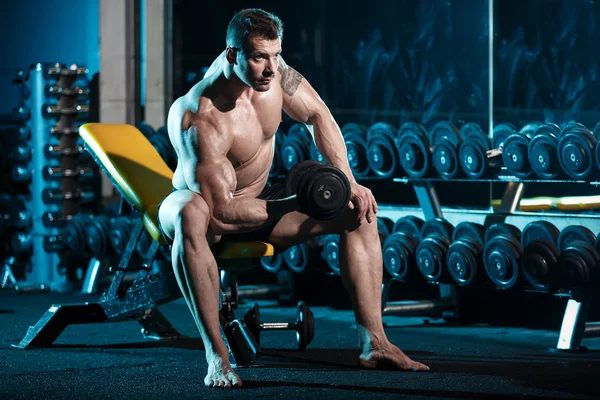 Bodybuilder trainieren mit Gewichten — Stockfoto