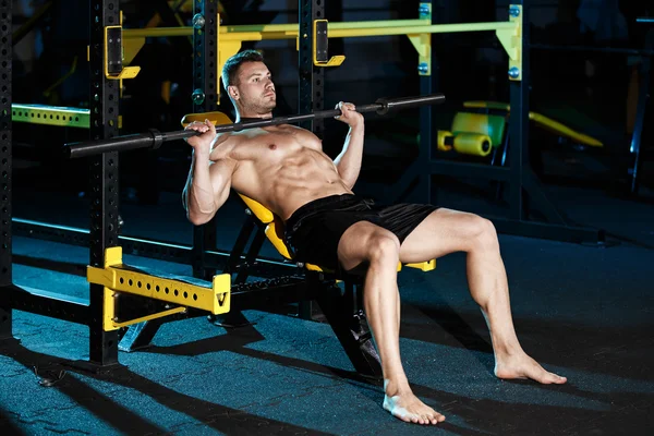 Bodybuilder exercising with weights — Stock Photo, Image