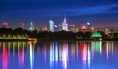 Vistula gece Varşova merkezden görünümünü