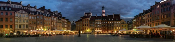 Varşova'daki eski şehir Meydanı Panoraması geceleri — Stok fotoğraf