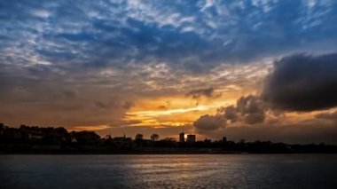 Varşova'daki eski kasabada günbatımı