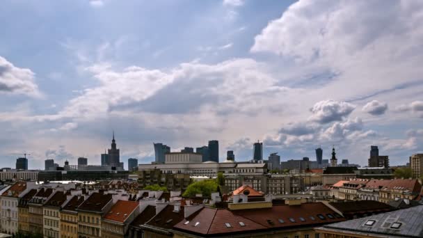 Nuvens sobre o centro de Varsóvia — Vídeo de Stock