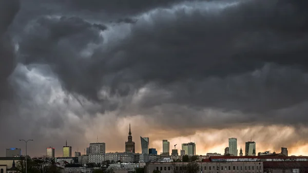 Σύννεφα πάνω από το κέντρο της Βαρσοβίας — Φωτογραφία Αρχείου
