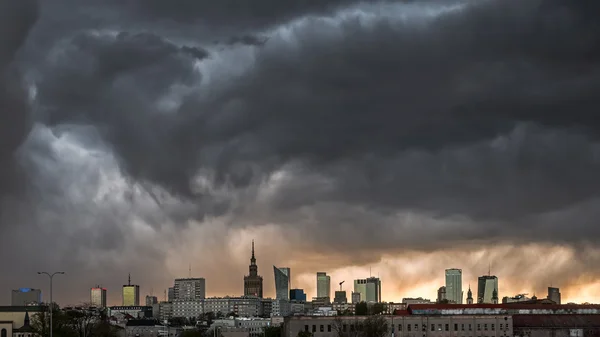 Storm wolken boven het centrum van Warschau — Stockfoto