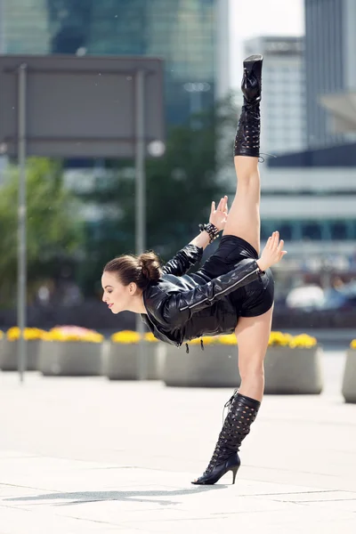 Mulher bonita realizando acrobacias na cidade — Fotografia de Stock