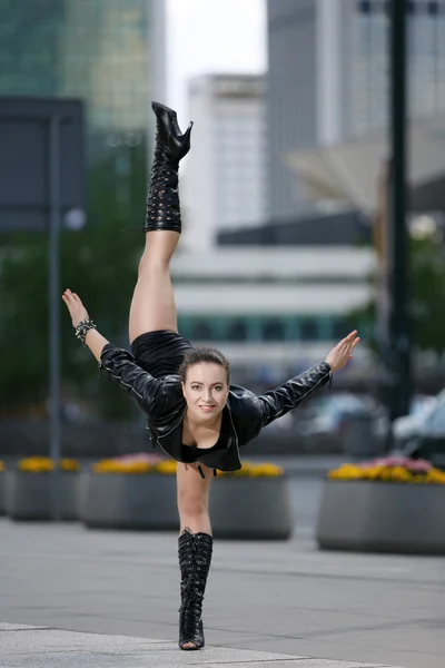 Hermosa mujer realizando acrobacias en la ciudad —  Fotos de Stock