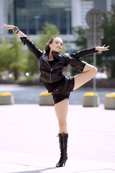 Vacker kvinna utför akrobatik i staden — Stockfoto