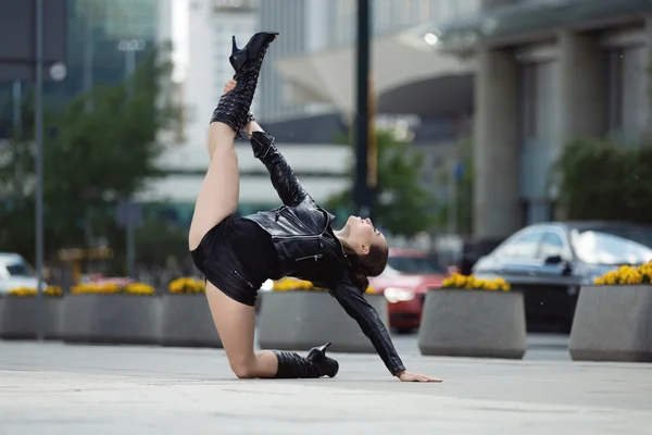 Mulher bonita realizando acrobacias na cidade — Fotografia de Stock