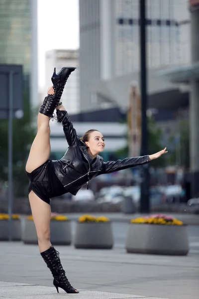 Güzel kadın akrobasi şehirde gerçekleştirme — Stok fotoğraf