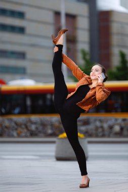 Şehirde telefon kullanarak acrobat