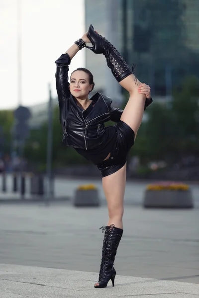 Schöne Frau, die Akrobatik in der Stadt aufführt — Stockfoto