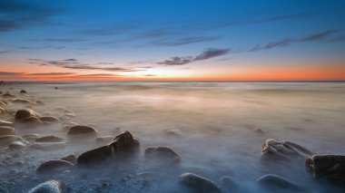 Rozewie çakıllı plaj alacakaranlıkta