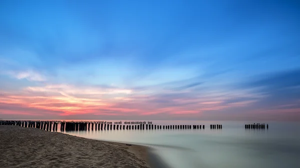 Plage baltique au coucher du soleil, longue exposition — Photo