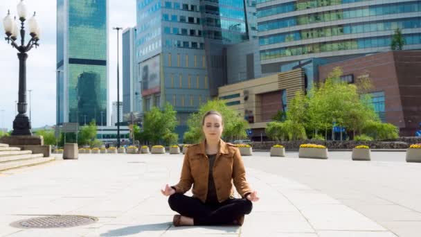 Mujer meditando en el centro de la ciudad - timelapse — Vídeos de Stock