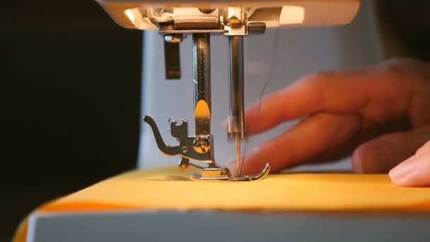 Femme couture sur la machine à coudre au ralenti — Video