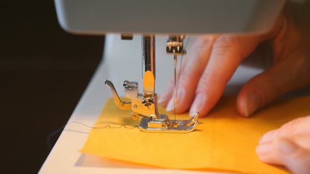 Femme couture sur la machine à coudre au ralenti — Video