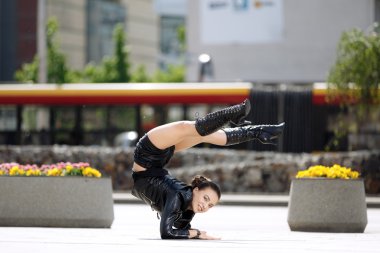 Güzel kadın akrobasi şehirde gerçekleştirme