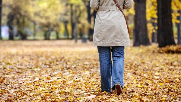 Femme seule dans un parc en automne — Photo