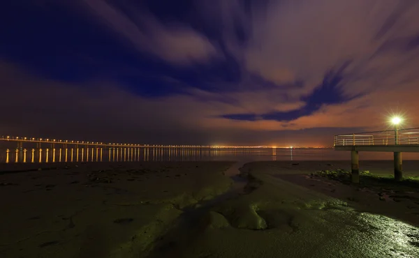 Ponte Vasco da Gama a Lisbona di notte. Il ponte più lungo di E — Foto Stock