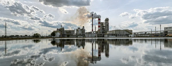 Panorama una refinería en un día soleado . — Foto de Stock