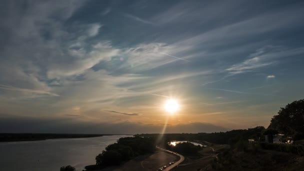 Západ slunce nad řekou a fenomén oživl na obloze - timelapse — Stock video