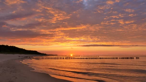 Dramatische hemel bij zonsondergang over de Baltische Zee — Stockvideo