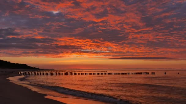 Céu dramático ao pôr do sol sobre o mar Báltico — Vídeo de Stock