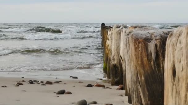 Ondas do mar quebrando no quebra-mar no Mar Báltico, zoom em — Vídeo de Stock