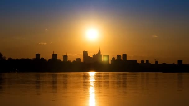 Puesta de sol sobre el centro de Varsovia - timelapse, zoom — Vídeos de Stock