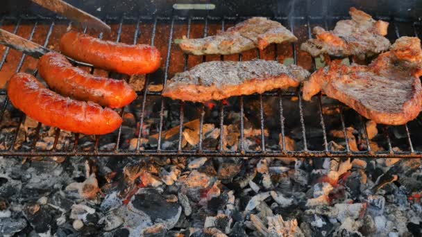 Grilovaná klobása a vepřového masa na grilu — Stock video