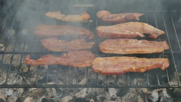 Gegrilde bacon op de grill — Stockvideo