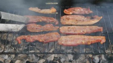 Izgara ızgara domuz pastırması 