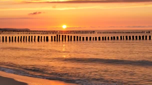 日落时分的波罗的海、防波堤和壮观的天空 — 图库视频影像
