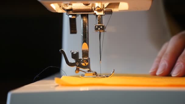 La mujer que cose en la máquina de coser - cámara lenta — Vídeos de Stock