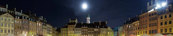 Oude stad van Warschau 's nachts, panorama van het oude stadsplein. — Stockfoto