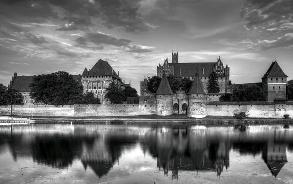 Chevaliers Teutoniques au château de Malbork en été. Liste du patrimoine mondial UNESCO . — Photo