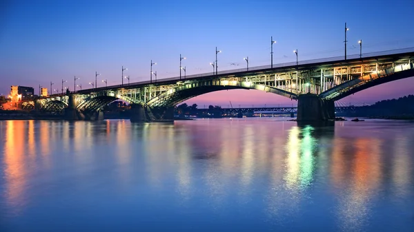 Pont rétro-éclairé la nuit et réfléchi dans l'eau.Pont Poniatowski — Photo